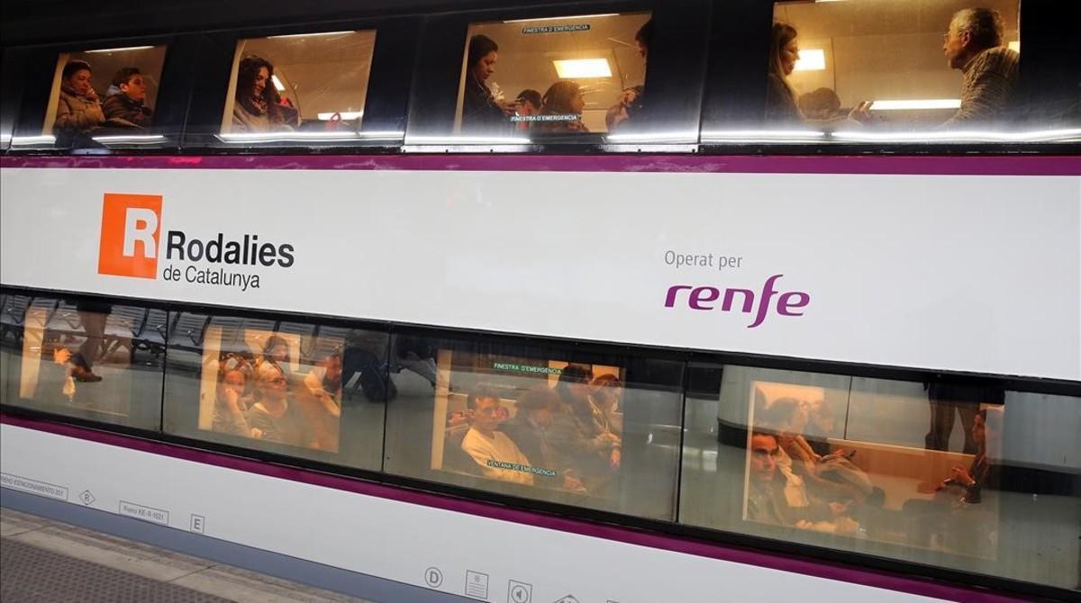 Un tren de Rodalies sale de la estación de Sants. 
