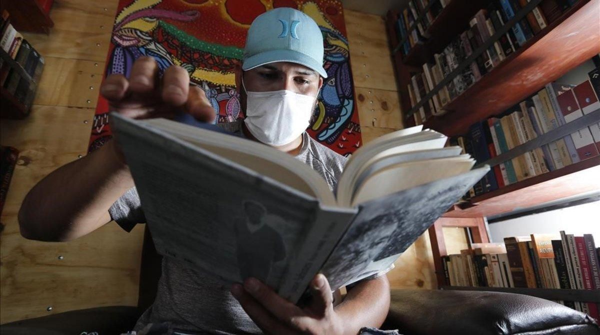 Un hombre lee en su domicilio. Un hombre lee en su domicilio.
