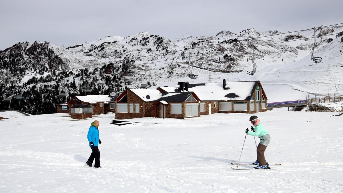 La nieve tiñe de blanco las estaciones de esquí del Pirineo. Una pareja esquía en la Bonaigua.