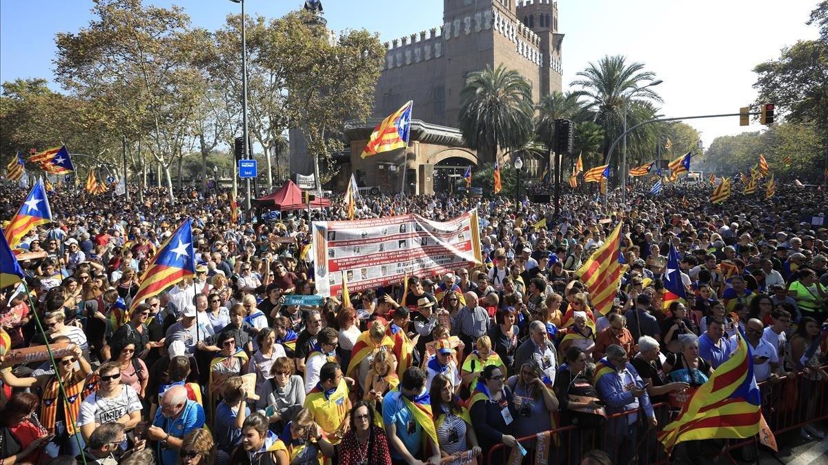 Manifestantes independentistas rodean la Ciutadella, cerca del Parlament, en octubre del 2017. Manifestantes independentistas rodean la Ciutadella, cerca del Parlament, en octubre del 2017.