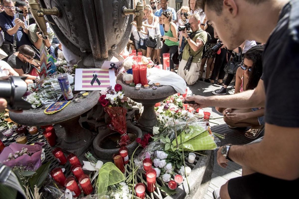 Ofrendas florales en la Rambla de Barcelona, un día después del atentado. Ofrendas florales en la Rambla de Barcelona, un día después del atentado.