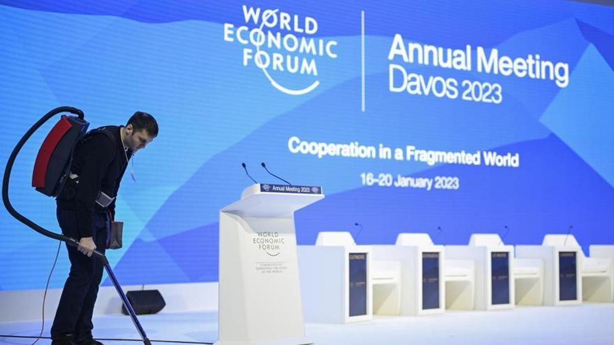 Un trabajador en Davos. Un trabajador en Davos.