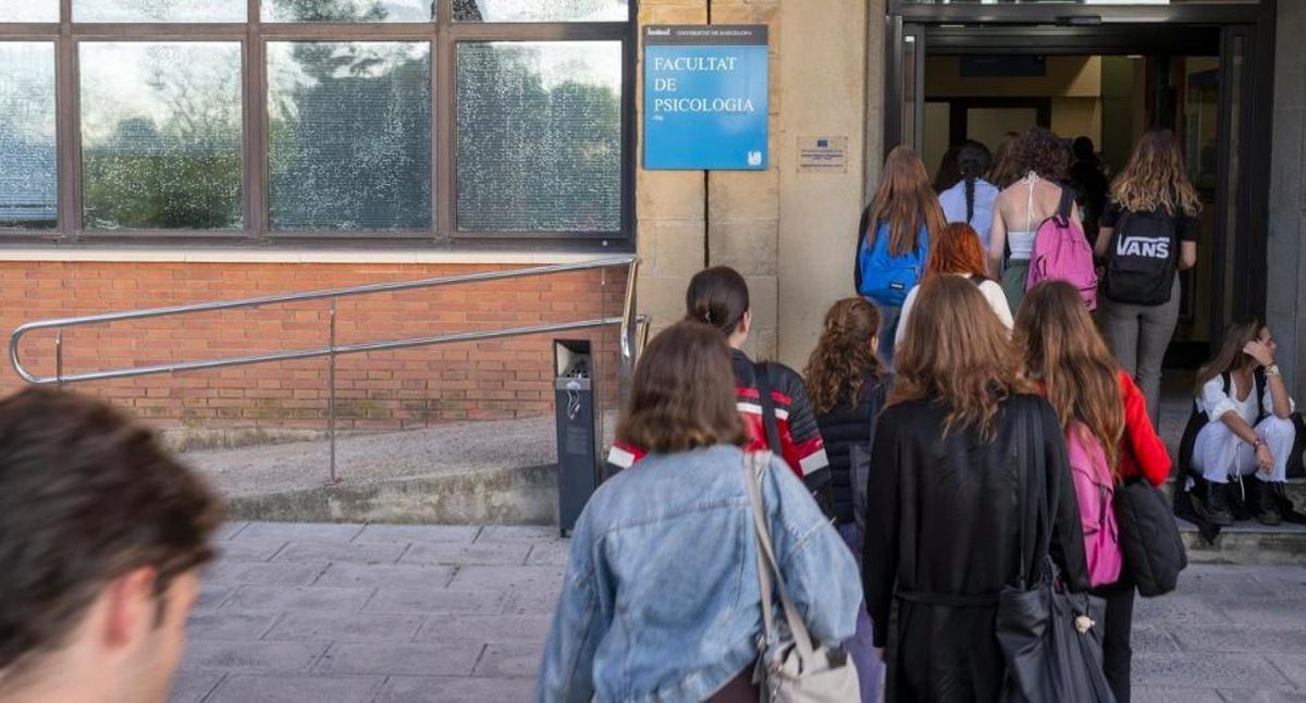 Varios estudiantes entran a la facultad de Psicología de la UB. Varios estudiantes entran a la facultad de Psicología de la UB.