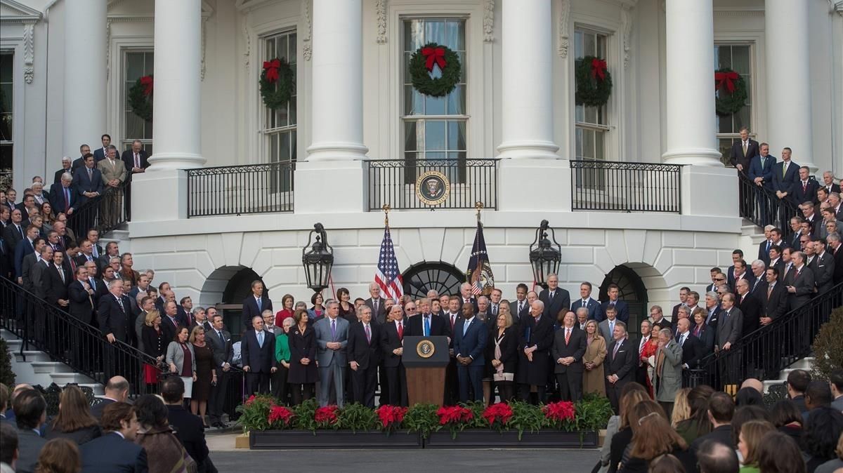 Donald Trump preside en los jardines de la Casa Blanca su primer gran logro legislativo: la rebaja de impuestos. Donald Trump preside en los jardines de la Casa Blanca su primer gran logro legislativo: la rebaja de impuestos.