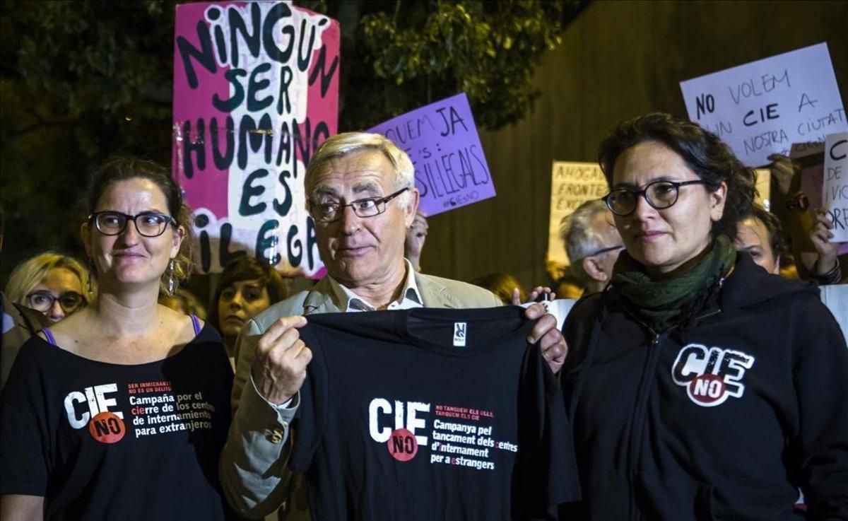 Ribó, en una imagen de archivo pero ya como alcalde de València, participa en una concentración para ’clausurar’ el CIE de Zapadores Ribó, en una imagen de archivo pero ya como alcalde de València, participa en una concentración para ’clausurar’ el CIE de Zapadores