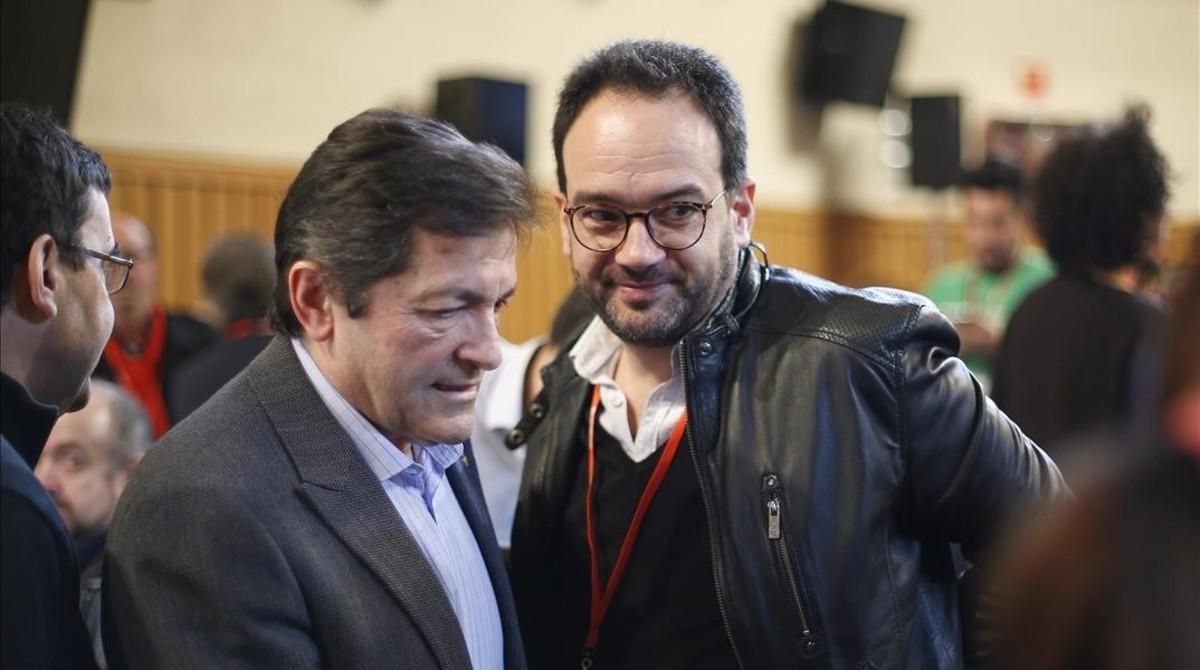El presidente de la gestora del PSOE, Javier Fernández, y el portavoz en el Congreso, Antonio Hernando, la semana pasada en Madrid. El presidente de la gestora del PSOE, Javier Fernández, y el portavoz en el Congreso, Antonio Hernando, la semana pasada en Madrid.
