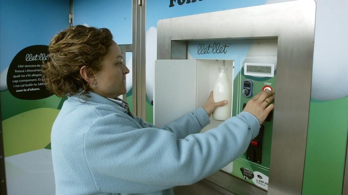 Máquina expendedora de leche. Máquina expendedora de leche.