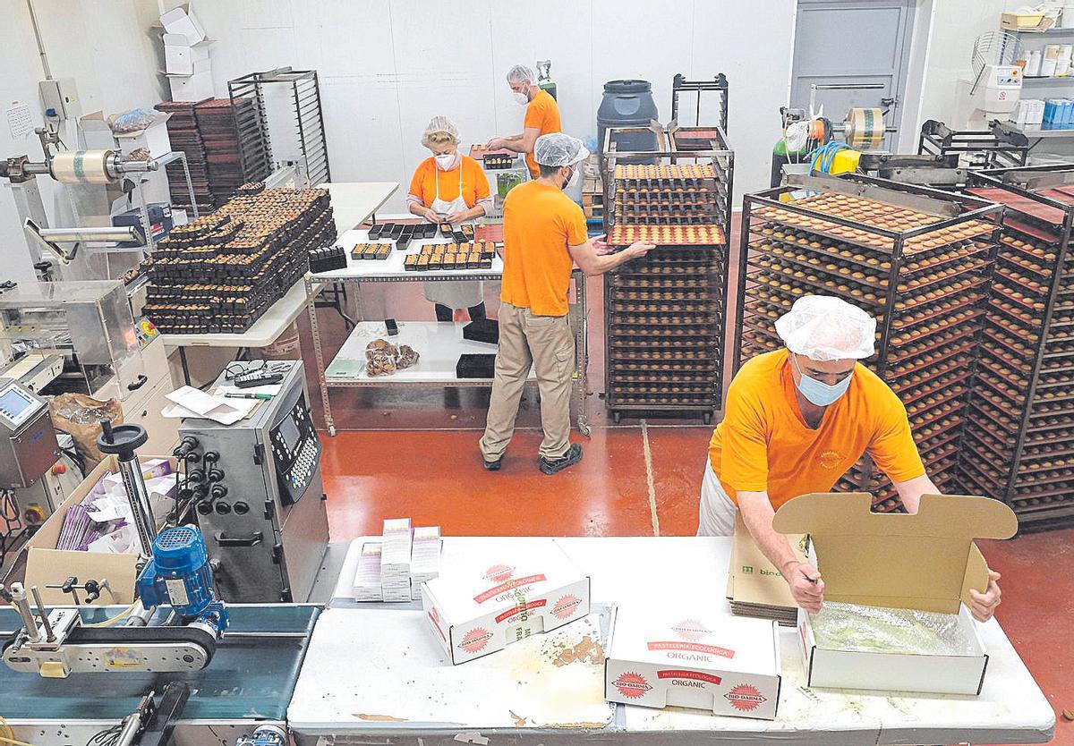Operarios envasando galletas en la instalaciones de Biodarma en Elda