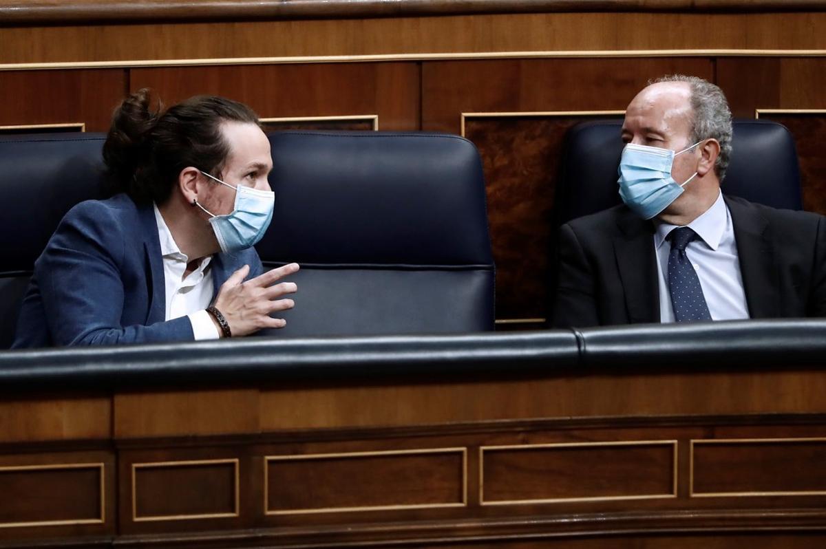 El vicepresidente segundo, Pablo Iglesias, y el ministro de Justicia, el pasado 21 de octubre, durante el debate de la moción de censura de Vox en el Congreso.
