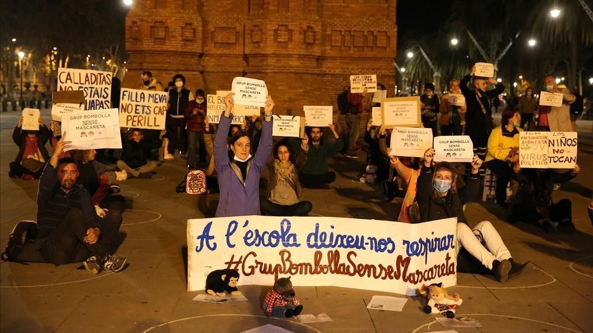 Concentración de familias que reivindican que sus hijos no deban llevar mascarilla en clase, en Barcelona. Concentración de familias que reivindican que sus hijos no deban llevar mascarilla en clase, en Barcelona.