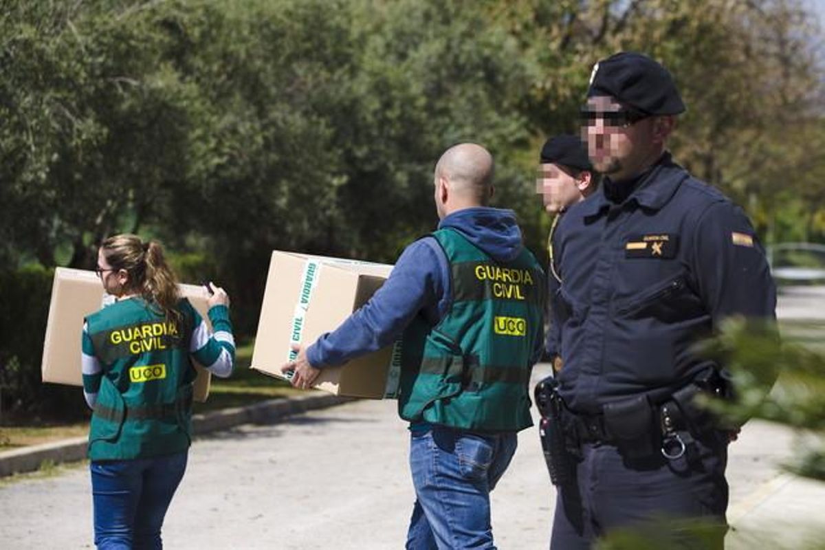 Agentes de la Guardia Civil se llevan documentos en el marco de la operación contra el fraude en los cursos de formación en Andalucía, el pasado marzo en Málaga. Agentes de la Guardia Civil se llevan documentos en el marco de la operación contra el fraude en los cursos de formación en Andalucía, el pasado marzo en Málaga.