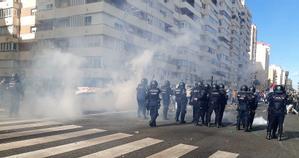 La Policía evita por segundo día usar su 'tanqueta' en Cádiz cuando se intensifican los altercados