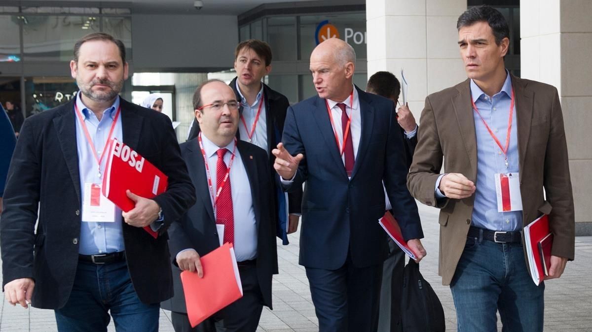 Pedro Sánchez, junto al presidente de la Internacional Socialista, Yorgos Papandreu; el líder del PSC, Miquel Iceta, y el secretario de organización del PSOE, José Luis Ábalos, este sábado, 25 de noviembre, en Barcelona. Pedro Sánchez, junto al presidente de la Internacional Socialista, Yorgos Papandreu; el líder del PSC, Miquel Iceta, y el secretario de organización del PSOE, José Luis Ábalos, este sábado, 25 de noviembre, en Barcelona.
