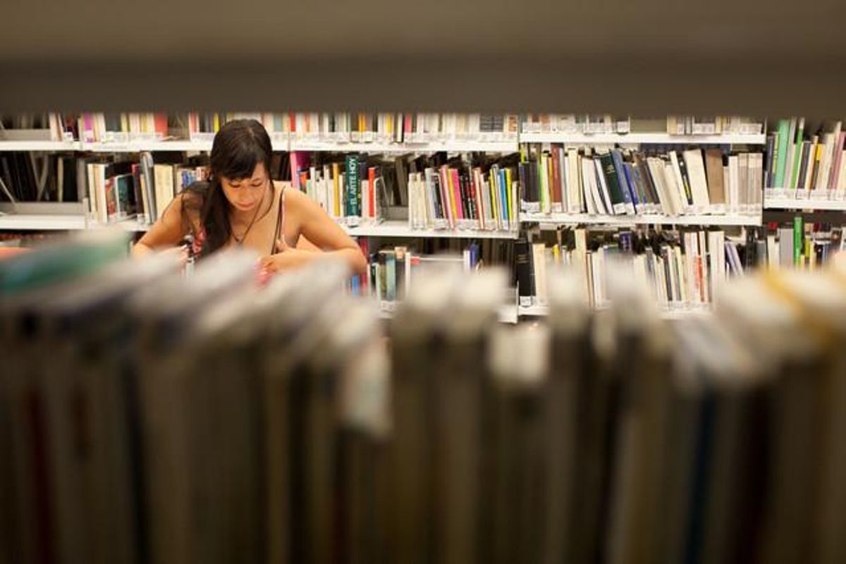 Una usuaria, en una biblioteca de Tarragona. Una usuaria, en una biblioteca de Tarragona.