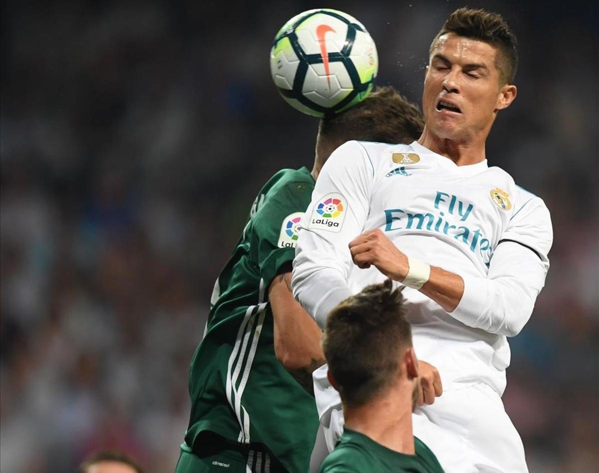 Cristiano Ronaldo remata de cabeza durante el primer tiempo del partido contra el Betis.