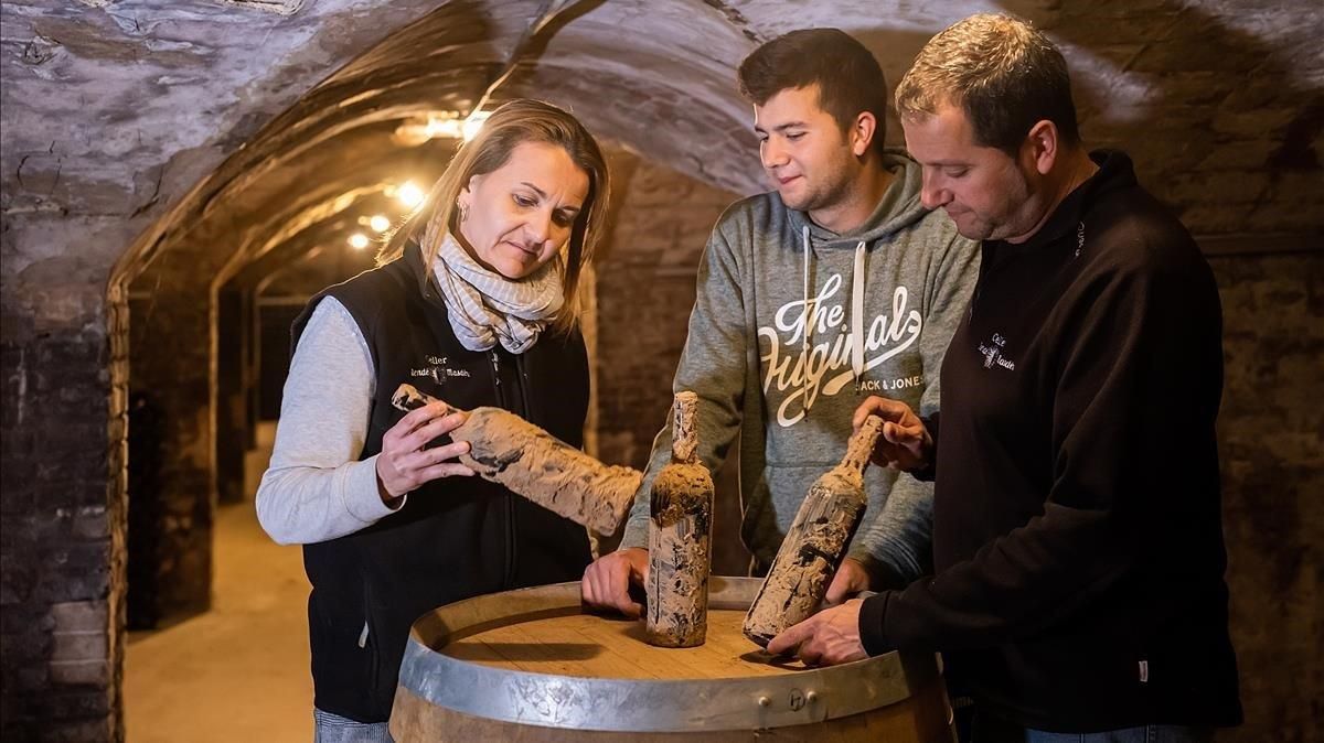 Mariona Rendé, Jordi Roig Rendé y Jordi Roig, con el Vi de Fang en la Boega Rendé Masdéu. Mariona Rendé, Jordi Roig Rendé y Jordi Roig, con el Vi de Fang en la Boega Rendé Masdéu.