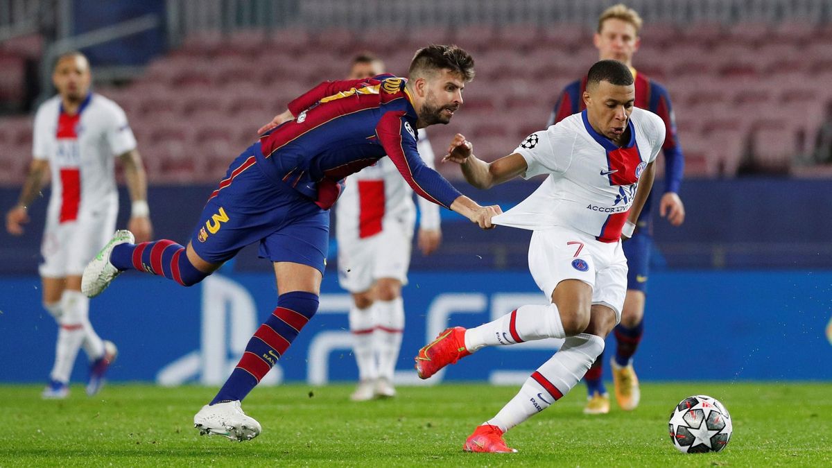 Piqué agarra a Mbappé para evitar que se escape, pero sin lograrlo. Piqué agarra a Mbappé para evitar que se escape, pero sin lograrlo.