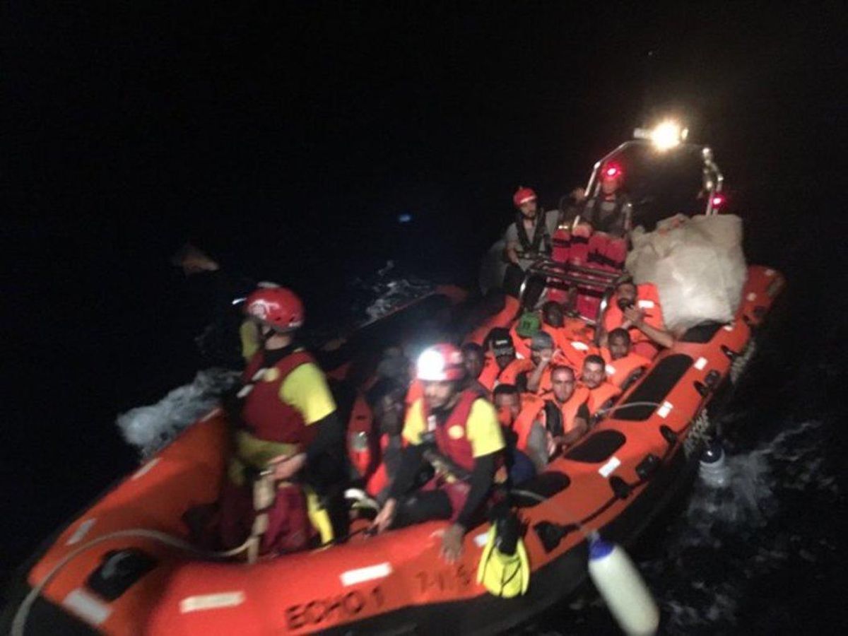 Imagen facilitada por ’Open Arms’ del rescate de 39 personas esta madrugada en el Mediterráneo. Imagen facilitada por ’Open Arms’ del rescate de 39 personas esta madrugada en el Mediterráneo.