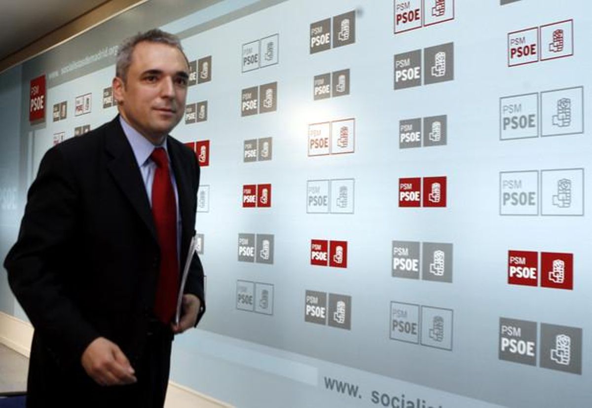 Rafael Simancas sale de la sede del PSOE en Madrid, en una imagen de archivo. Rafael Simancas sale de la sede del PSOE en Madrid, en una imagen de archivo.