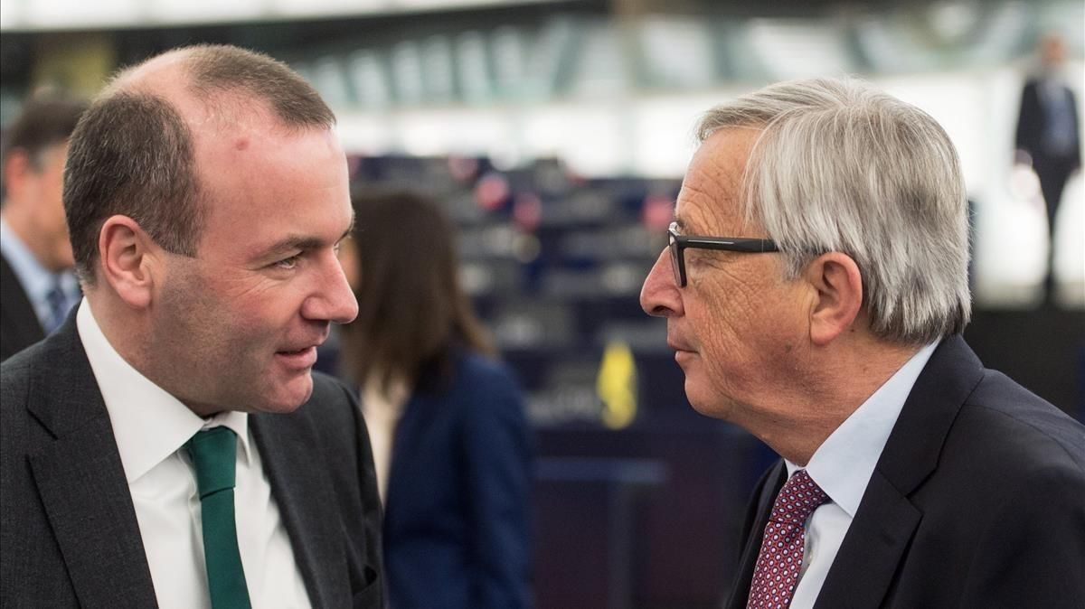 Imagen de archivo que muestra a Manfred Weber mientras conversa con el actual presidente de la Comision Europea, Jean-Claude Juncker, tras una sesión en el Parlamento Europeo el 17 de enero de 2018. Imagen de archivo que muestra a Manfred Weber mientras conversa con el actual presidente de la Comision Europea, Jean-Claude Juncker, tras una sesión en el Parlamento Europeo el 17 de enero de 2018.