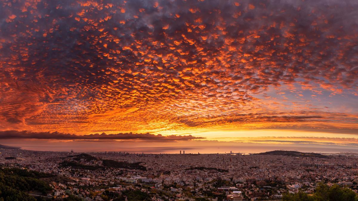 El cielo de Barcelona, al amanecer, el 18 de noviembre del 2022. El cielo de Barcelona, al amanecer, el 18 de noviembre del 2022.