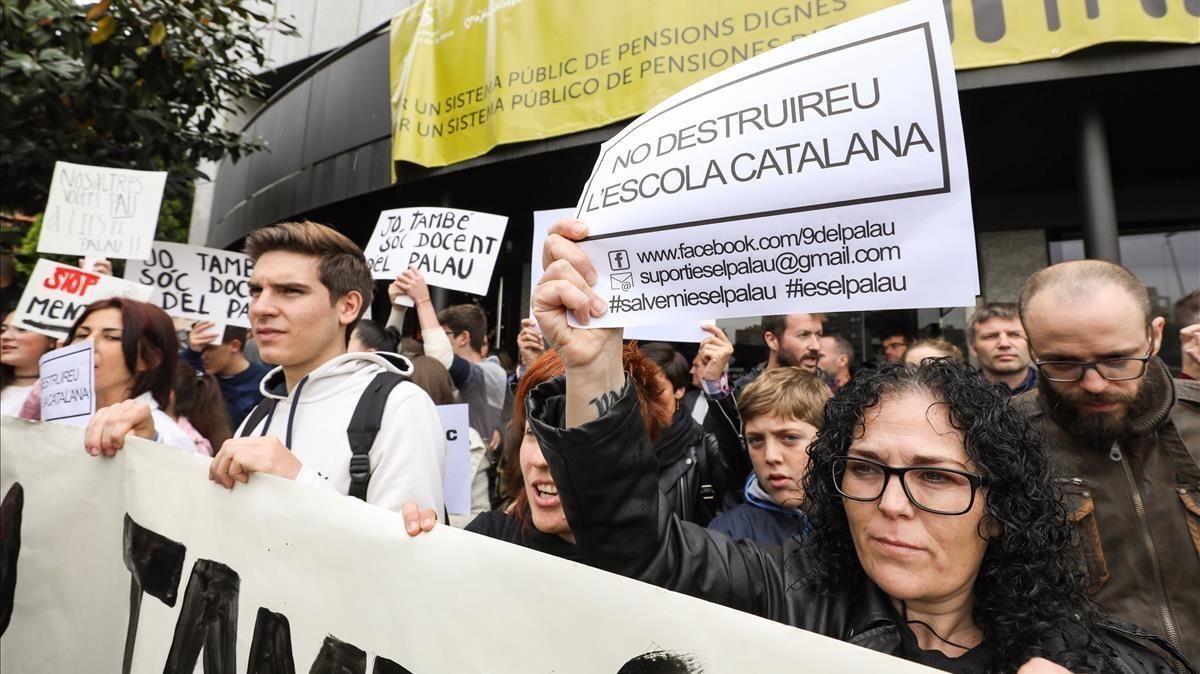 Manifestación en solidaridad de los profesores del IES Palau, en Sant Andreu de la Barca. Manifestación en solidaridad de los profesores del IES Palau, en Sant Andreu de la Barca.