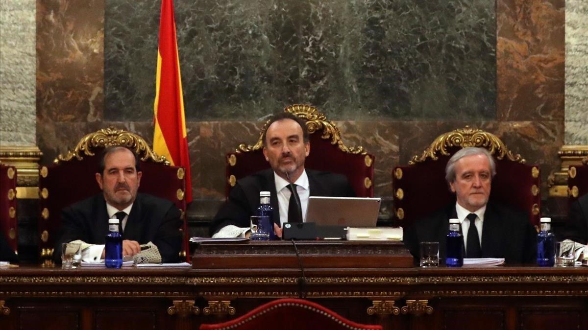 El magistrado Manuel Marchena, junto a los jueces Andrés Martínez Arreieta y Juan Ramón Berdugo, en el Tribunal Supremo.
