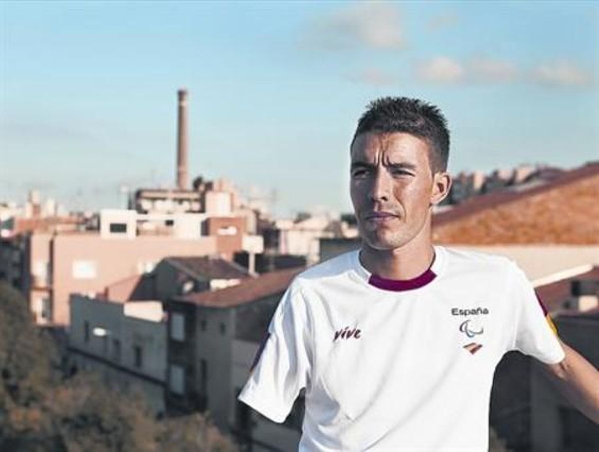 Abderrahman Ait,en una terraza de Terrassa, donde se entrena y reside. Abderrahman Ait,en una terraza de Terrassa, donde se entrena y reside.