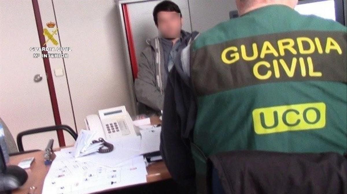 Fotografía facilitada por la Guardia Civil de la detención de Stanislav Lisov, de 32 años, en Barcelona. Fotografía facilitada por la Guardia Civil de la detención de Stanislav Lisov, de 32 años, en Barcelona.