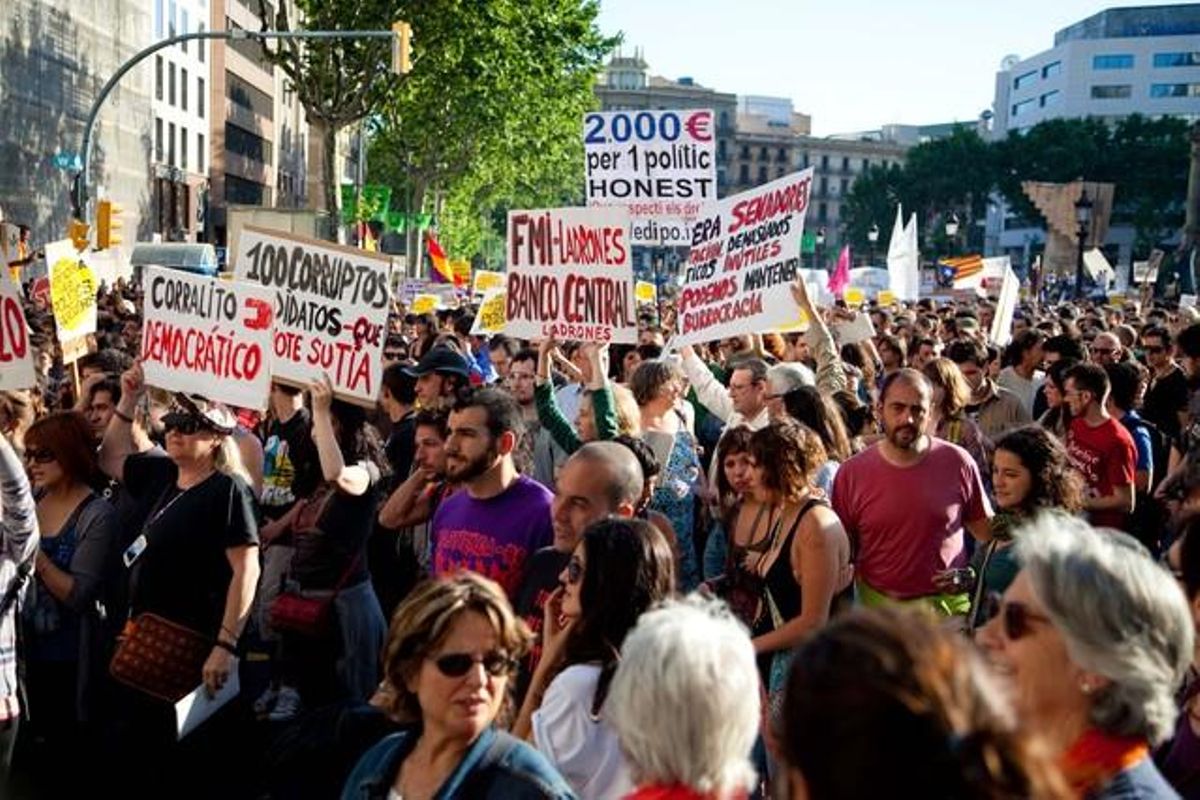 La manifestación ciudadana contra los recortes y la corrupción, a su paso por la plaza Catalunya. La manifestación ciudadana contra los recortes y la corrupción, a su paso por la plaza Catalunya.