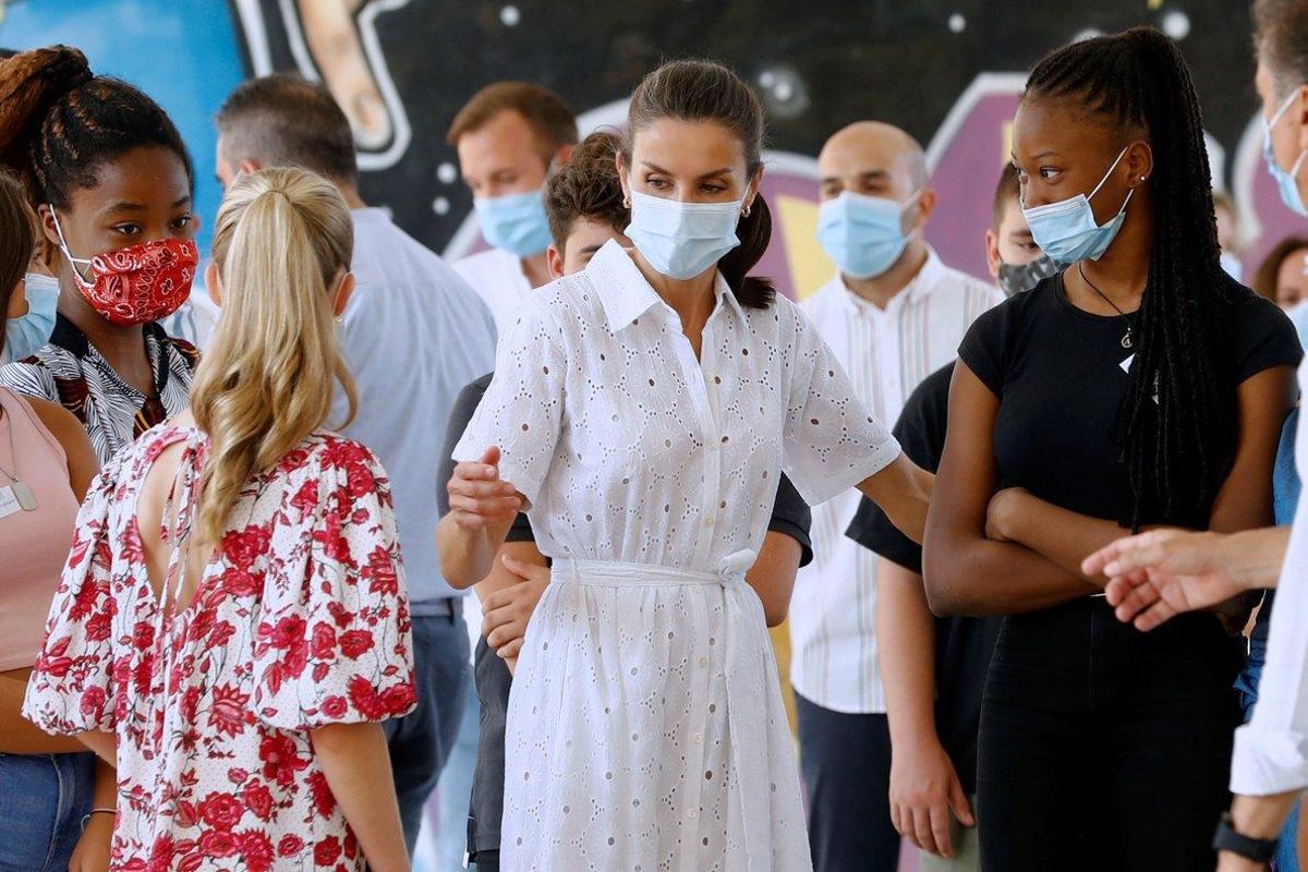 La reina Letizia y la princesa Leonor, durante su visita junto al rey Felipe y la infanta Sofía al proyecto socio-educativo Naüm de Palma para jóvenes en riesgo de exclusión social. La reina Letizia y la princesa Leonor, durante su visita junto al rey Felipe y la infanta Sofía al proyecto socio-educativo Naüm de Palma para jóvenes en riesgo de exclusión social.