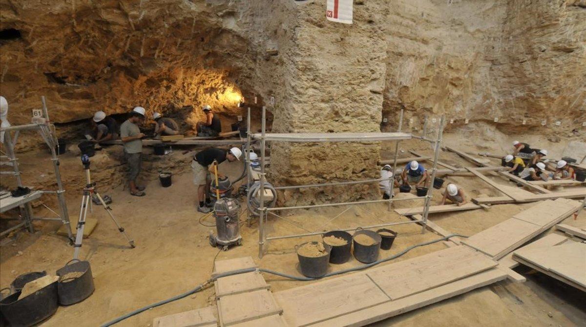 Trabajos de excavación en una pasada campaña en el yacimiento arqueológico del Abric Romaní, en Capellades (Anoia).