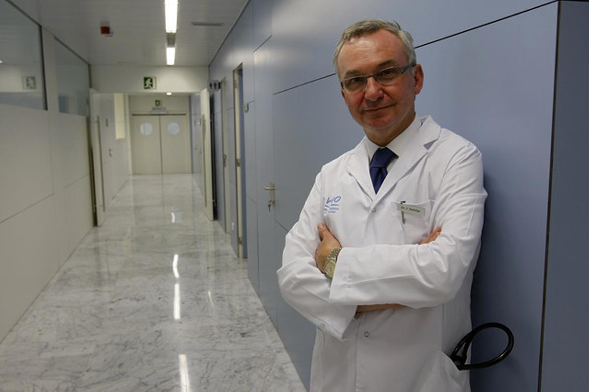 El doctor Josep Baselga, en las dependencias de la unidad de cáncer de mama del hospital Vall d’Hebron de Barcelona.