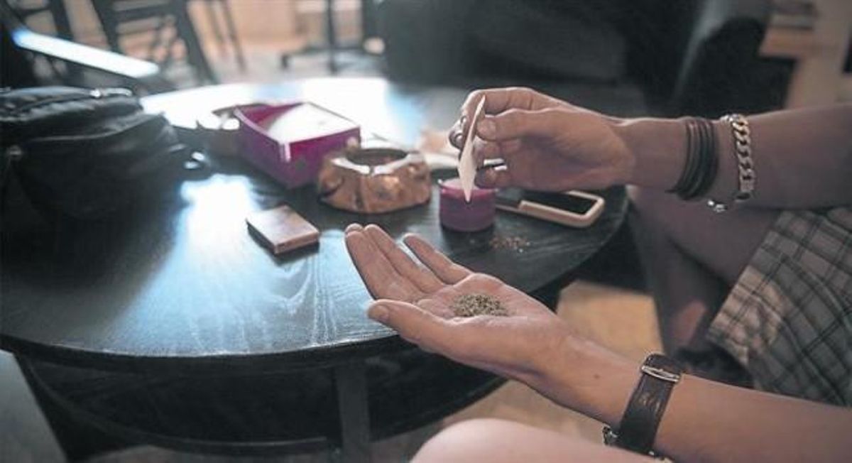 Consumidores de cannabis en una asociación situada en Barcelona. Consumidores de cannabis en una asociación situada en Barcelona.