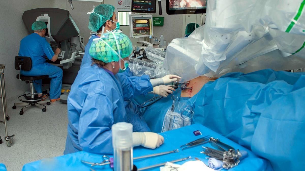 Intervención quirúrgica en el Hospital de Bellvitge.