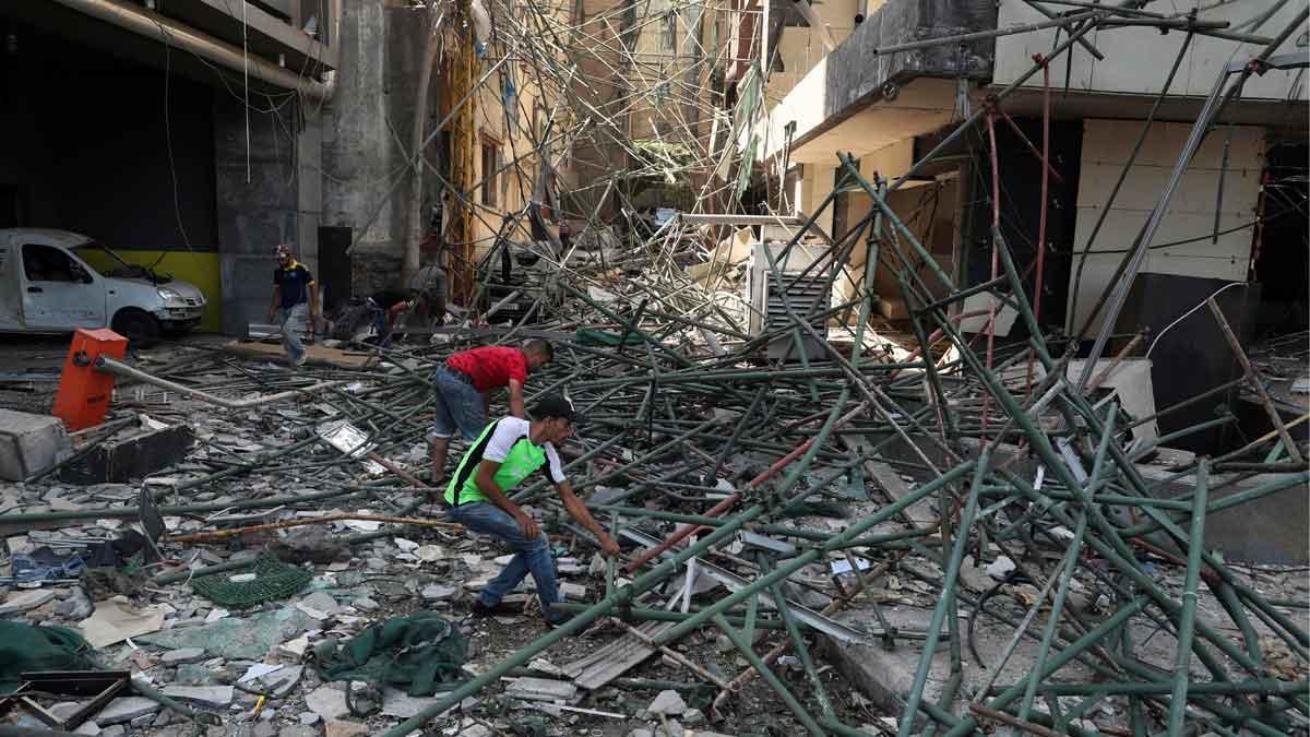 Limpieza de escombros en Beirut tras la explosión.