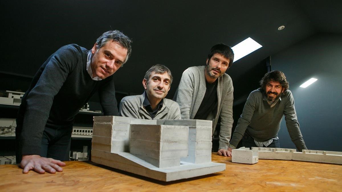 Josep Ricart, Xavier Ros, Roger Tudó y David Lorente, con las maquetas de las dos obras que optan al premio Mies.
