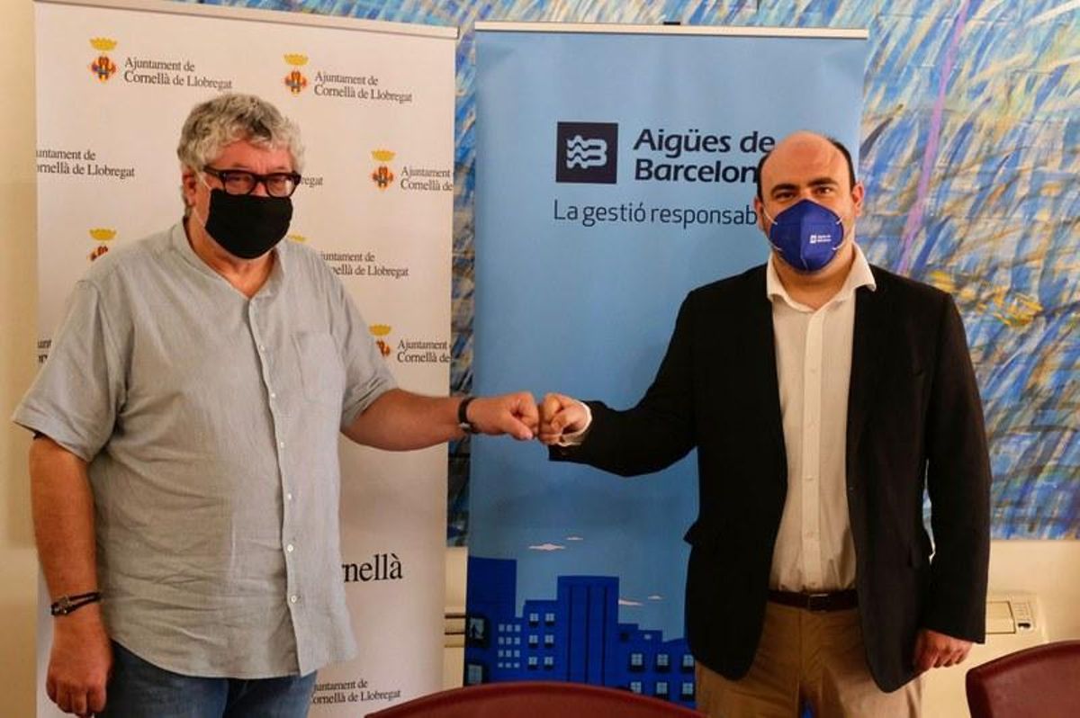 El alcalde de Cornellà, Antonio Balmón, con Rubén Ruiz, director general de Aguas de Barcelona El alcalde de Cornellà, Antonio Balmón, con Rubén Ruiz, director general de Aguas de Barcelona