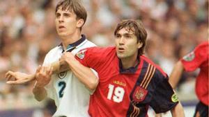Gary Neville y Julio Salinas durante los cuartos de final de la Eurocopa de 1996.