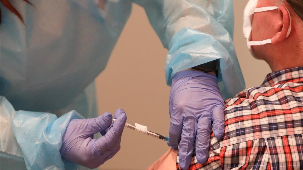 Una persona recibe la primera dosis de vacuna Pfizer contra el covid-19 en el Hospital de Getafe, este martes. Una persona recibe la primera dosis de vacuna Pfizer contra el covid-19 en el Hospital de Getafe, este martes.