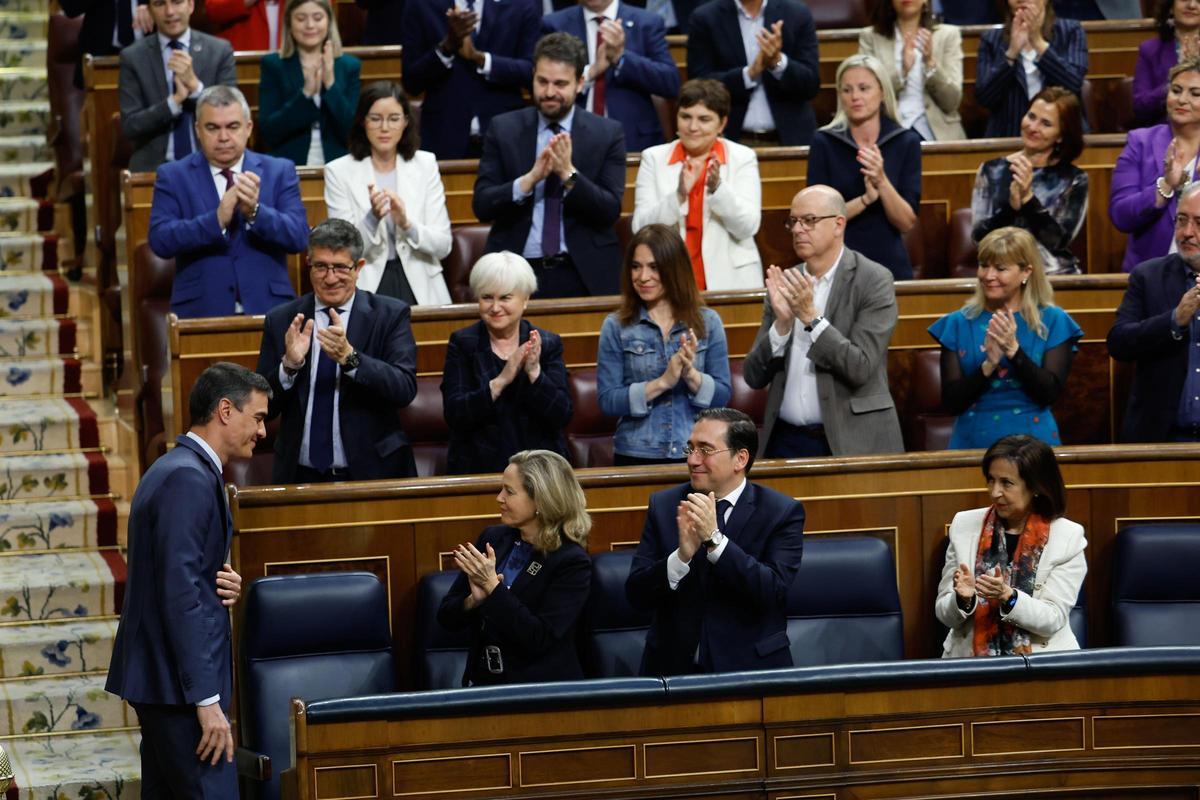 La bancada socialista aplaude al presidente del Gobierno, Pedro Sánchez, el 19 de abril de 2023, en el Congreso de los Diputados. La bancada socialista aplaude al presidente del Gobierno, Pedro Sánchez, el 19 de abril de 2023, en el Congreso de los Diputados.