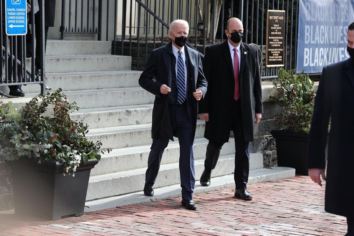 Biden, este domingo, tras salir de una misa a la que ha asistido en Washington. Biden, este domingo, tras salir de una misa a la que ha asistido en Washington.