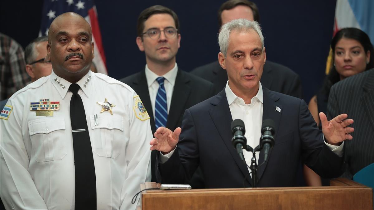 Emanuel (derecha) junto al superintendente de la policía de Chicago, Eddie Johnson, el 7 de agosto.