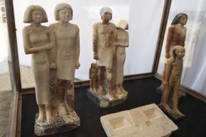 Estatuas descubiertas en Gisr el-Mudir en Saqqara, Giza, Egipto, donde se anunciaron este 26 de enero importantes descubrimientos arqueológicos que datan de las dinastías quinta y sexta del Reino Antiguo. EFE/EPA/Mohamed Hossam ElDin