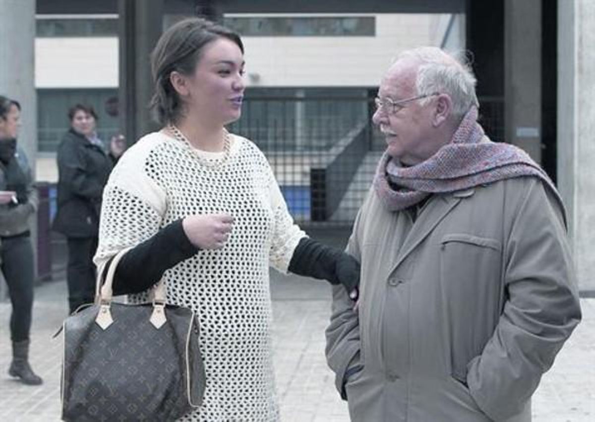 Pare i filla 8 La Marina i el seu pare adoptiu, Jordi Estivill, ahir, davant la comissaria de la Verneda. Pare i filla 8 La Marina i el seu pare adoptiu, Jordi Estivill, ahir, davant la comissaria de la Verneda.