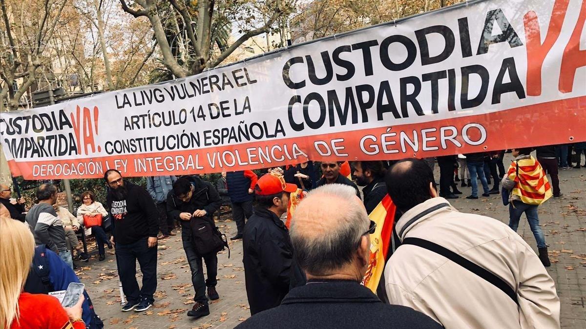 Pancarta contra la custodia compartida en una marcha constitucionalista en Barcelona, este viernes.