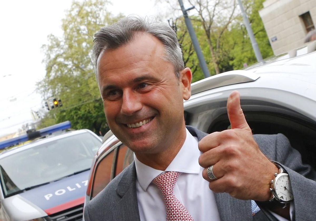 Norbert Hofer llega a la sede del ultraderechista FPÖ, en Viena, este domingo. Norbert Hofer llega a la sede del ultraderechista FPÖ, en Viena, este domingo.