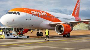 Archivo - 17 May 2021, United Kingdom, London: Passengers check in for the first holiday and leisure flight to take-off at Gatwick Airport, as easyJet relaunch flights from the UK to green-lit destinations for the first time this year. Photo: David Parry/