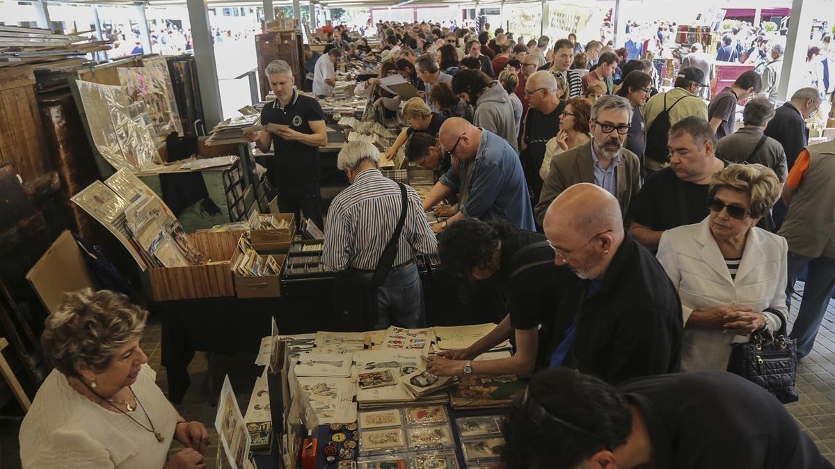 Concurrido estreno del mercado dominical de libros de Sant Antoni. Concurrido estreno del mercado dominical de libros de Sant Antoni.