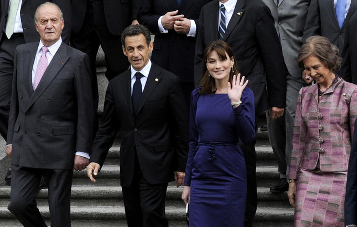 Juan Carlos y Sofía junto al presidente francés NIcolas Sarkozy y su esposa Carla Bruni en el 2009.
